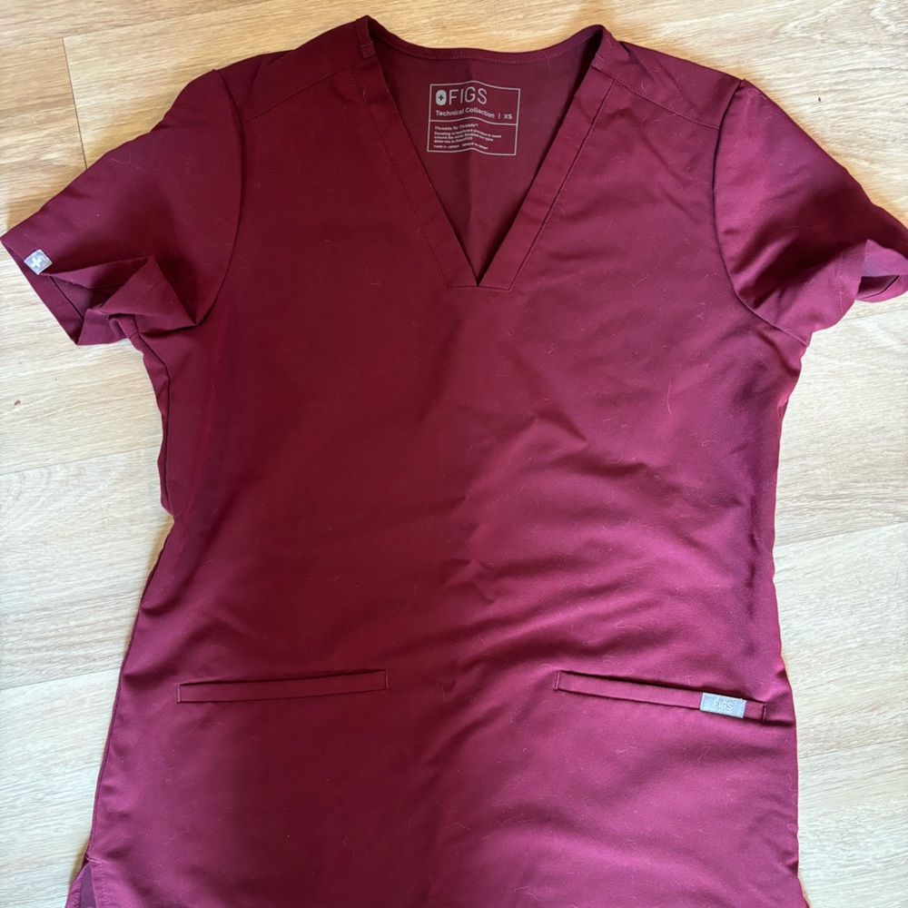 Figs casma scrub top maroon